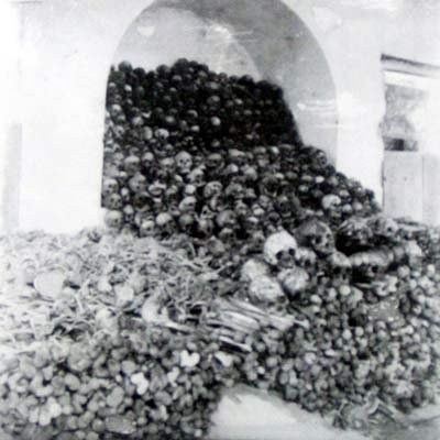 Những người chết đói ở trại Giáp Bát được cải táng về nghĩa trang Hợp Thiện (Hà Nội). Ảnh Võ An Ninh.